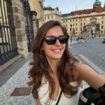 Sara Sandeva Instagram - Fotka stará 3 týdny. Vespa, projížďky Prahou, výhled na město, teplo a sluníčko. Už??
