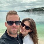Sara Sandeva Instagram - Udělalo se mu volno. Mohl zůstat na Slapech, na rybách. To miluje. Místo toho zabalil kufr, koupil letenku a přiletěl, ikdyž tak moc nemá rád lítání. Za mnou. Je to láska. A já jsem do tebe čím dál větší blázen. ❤️ TS 22 🦢🦢