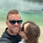 Sara Sandeva Instagram - Udělalo se mu volno. Mohl zůstat na Slapech, na rybách. To miluje. Místo toho zabalil kufr, koupil letenku a přiletěl, ikdyž tak moc nemá rád lítání. Za mnou. Je to láska. A já jsem do tebe čím dál větší blázen. ❤️ TS 22 🦢🦢