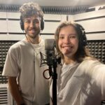 Sara Sandeva Instagram - Ráno ve studiu, na postsynchrony, ještě ospalý, ale viděli jsme pár záběrů seriálu “Na vlnách Jadranu” a těšíme se!!! @primaftv @vojta7m @luciakrs @lenkahorn 🤍