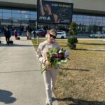 Sara Sandeva Instagram - Tyhle dny jsem měla sedět v letadle směr Londýn. V letadle jsem v pondělí sice seděla, ale směr Makedonie. Natáčení v Londýně se posunulo na podzim, mě se v tu chvíli vytvořilo volno v kalendáři a pár dní potom jsem dostala nabídku točit poprvé v mé rodné zemi. Krátkej film, ale silnej scénář. Tak jsem tu. Plním si další sen. A jsem opravdu vděčná. 🙏🏼 S