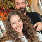 Sara Sandeva Instagram - Tak se na vás dneska těšíme.. Livestream od 20:00 hod tady.. Ukážeme si jak Misterium funguje na vlnitých/kudrnatých vlasech a jak na ně… A zároveň si popovídáme. Ňuf. Michal&Sara 💙