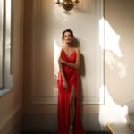 Sara Sandeva Instagram - Úchvatná @sarasandeva na balkoně v #ELLEbeautylounge Sara u nás vybrala červené šaty @anamecz. —— Foto: @nastasievorobeva Make-up: @armanibeauty @douglasczech Vlasy: @wellaczsk Styling: @milenazhu @r_vargova @janinerezacova Location: @grandhotelpupp #ELLECzech #ELLE #KarlovyVary #KVIFF #ELLEBeautyLounge #RedCarpetReady #ELLEPromotion