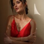Sara Sandeva Instagram – Úchvatná @sarasandeva na balkoně v #ELLEbeautylounge 

Sara u nás vybrala červené šaty @anamecz. 

——
Foto: @nastasievorobeva 
Make-up: @armanibeauty @douglasczech 
Vlasy: @wellaczsk 
Styling: @milenazhu @r_vargova @janinerezacova 
Location: @grandhotelpupp 

#ELLECzech #ELLE #KarlovyVary #KVIFF #ELLEBeautyLounge #RedCarpetReady 
#ELLEPromotion