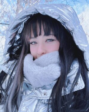 Sarah Bonito Instagram - Have you ever seen snow like this? 
雪がこんなに積もってるの見たことある？！