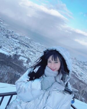 Sarah Bonito Instagram - Have you ever seen snow like this? 
雪がこんなに積もってるの見たことある？！