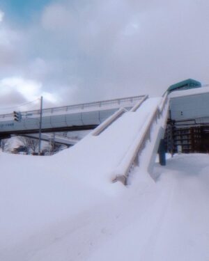 Sarah Bonito Instagram - Have you ever seen snow like this? 
雪がこんなに積もってるの見たことある？！