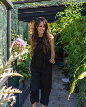 Sarah Butler Instagram - Hiiii. I’m still here 💝 #homegardening #homevegetablegarden #urbanfarmer #westhollywood #playinthedirt