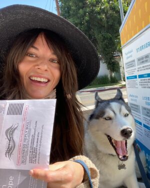 Sarah Butler Instagram - “We” did it 🙌🏼 Thanks for the moral support #rooneythehuskylady #vote #election2020
