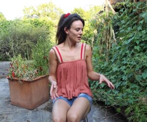 Sarah Butler Instagram - Lady in her element 🌱 New Vid up on Hollywood & Vines now! Link in bio 🤹🏻 #hollywoodandvines #pruning #homegardens #urbanfarmer