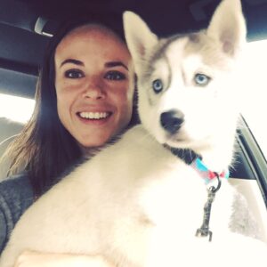 Sarah Butler Instagram - TBT — The moment I took her home. ❤️ #rooneythehuskylady #sarandroo4eva #tbt #huskypuppy #h2m2 #huskiesofinstagram