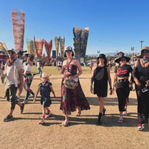Sarah Carter Instagram - Coachella photo dump #1 

So impressed we all rallied last minute to receive the miracle gift of one day @coachella (especially Alice!)

@mdou_moctar 
@ygmarley #fugees #laurenhill

For what it’s worth DARE TO DREAM even for the little things… this was a precise vision manifest… you don’t have to know how it will come together you just have to trust that it will… and when it does you have to stop drop and ROLL… I wanted to spend one day at the festival with Alice and Kev with VIP passes and not break the bank… tickets were $1000 a day… cue our most awesome friends texting us from the desert on Saturday asking if we want their wrist bands for Sunday. Um… YES! 

Love you guys @mark.mctavish @shelleyncb and btw they didn’t ask me to promote @101cider it just really is an incredible party beverage and all I ever drink (if I drink). Try it. There’s no turning back.

Summer is officially here!