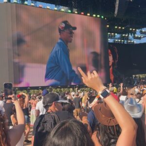 Sarah Carter Instagram - Coachella photo dump #1 

So impressed we all rallied last minute to receive the miracle gift of one day @coachella (especially Alice!)

@mdou_moctar 
@ygmarley #fugees #laurenhill

For what it’s worth DARE TO DREAM even for the little things… this was a precise vision manifest… you don’t have to know how it will come together you just have to trust that it will… and when it does you have to stop drop and ROLL… I wanted to spend one day at the festival with Alice and Kev with VIP passes and not break the bank… tickets were $1000 a day… cue our most awesome friends texting us from the desert on Saturday asking if we want their wrist bands for Sunday. Um… YES! 

Love you guys @mark.mctavish @shelleyncb and btw they didn’t ask me to promote @101cider it just really is an incredible party beverage and all I ever drink (if I drink). Try it. There’s no turning back.

Summer is officially here!