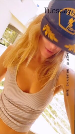 Sarah Dumont Instagram - seasons be changing.
Uniform went from jeans, sleeves on sleeves, hoodie, leather, thick socks & boots to my #classyAF spring time upgrade of uggs,sweats on sweats, tank underneath & trucker hat. #itsgivingsex