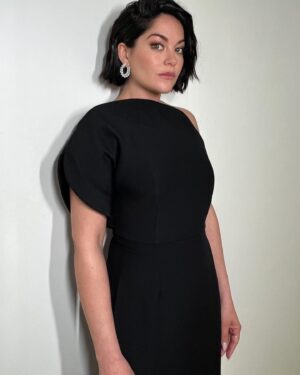 Sarah Greene Instagram - A moment for the incredible @chercoulter for creating my first @bafta look!! I felt incredible in this @roland_mouret dress of dreams. @smilingrocksco diamonds @daccori_ killer heels and @rogervivier bag. @chercoulter you are a genius, thank you. Massive thank you to the brilliant @jessica__mejia for my face and @carlosferraz_ for my hair. So much love and gratitude for this team 💚