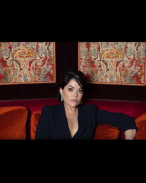 Sarah Greene Instagram - I spent a day last week hanging out with @clm_adams_auctioneers and trying on some absolutely stunning pieces of jewellery that will be up for auction soon @adams.auctioneers and we had a lot of fun shooting in my favourite hotel in Dublin @dylandublin thank you so much Claire ❤️