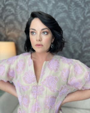 Sarah Greene Instagram - Thank you to the incredible team who got me all glammed up for the first time in YEARS. #BADSISTERS on @appletvplus August 19th.  Styling @chercoulter assisted by @f.speakman Makeup @justinejenkins Hair @alexszabohair  And a huge thank you to @kimothygreene9 for being the best Nanny and pal a gal could ask for ❤️