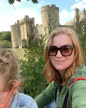 Sarah-Jane Mee Instagram - So close…#pictureswithtoddlers 
@bodiamcastlent @nationaltrust 
She was running to get to ‘Knight school’ 😂#summerholidays