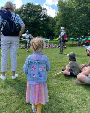 Sarah-Jane Mee Instagram - So close…#pictureswithtoddlers 
@bodiamcastlent @nationaltrust 
She was running to get to ‘Knight school’ 😂#summerholidays