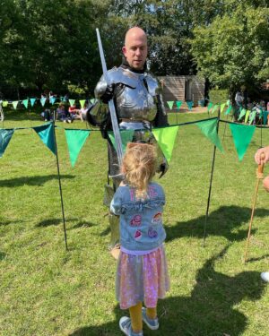 Sarah-Jane Mee Instagram - So close…#pictureswithtoddlers 
@bodiamcastlent @nationaltrust 
She was running to get to ‘Knight school’ 😂#summerholidays