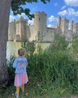 Sarah-Jane Mee Instagram - So close…#pictureswithtoddlers 
@bodiamcastlent @nationaltrust 
She was running to get to ‘Knight school’ 😂#summerholidays