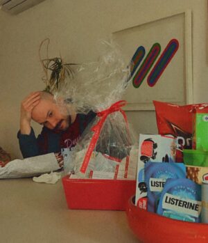 Sarah-Jeanne Labrosse Instagram - Bonne fête Pouimpush. Quelle chance immense tu sois mon chum, mon best pis le père de mes bébés. Que tu endures mes idées de chantier perpétuelles, mes textos séparés en 18 parties, mon air bête quand je suis stressée, mon attention excessivement limitée quand les enfants parlent en même temps que nous et le fait que j’aille tjrs au Costco le lendemain du jour du recyclage. 
J’en reviens pas qu’on partage un toit pis une famille pis des rêves pis des réglisses souvent.  Merci de me hyper dans tout. Tu as plus beaux yeux que la terre ait portée, tu mets ton alarme ben trop tôt, tu emballes mieux les cadeaux que nul autre, tu fais les plus belles playlists et tu as le plus grand cœur que j’ai rencontré. Je ne me tannerai jamais d’entendre tes idées constantes, petites et grandes (même celle de sampler le son du tire-lait pis d’en faire un beat.). 
(Tu es aussi la meilleure personne au monde pour écouter un p’tit 22 minutes de big bro pis s’avouer qu’on a eu des frissons à cause c’t’ait bon DAN SEIGNEUR YOU WILL BE MISSED.) Je t’aime. 
À tantôt, on a 12 courriels de chantier à répondre. ✌🏼