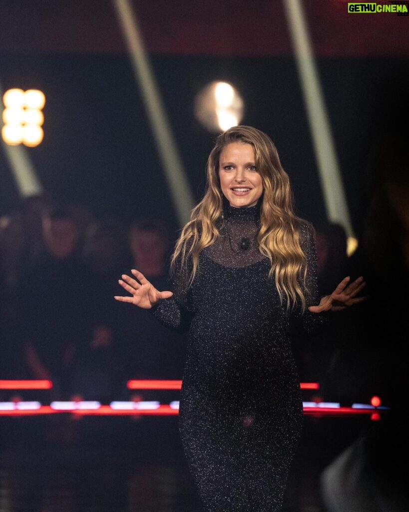 Sarah-Jeanne Labrosse Instagram - Je couche le petit et je m’apprête à regarder la grande finale, le cœur gonflé encore plus que le bedon. J’en reviens pas. Révolution… c’est deux grands studios, des dizaines de techniciens et de danseurs dévoués, des numéros originaux à chaque fois (!!!), des performances qui parlent forts, d’amour de soi et des autres, de violences parfois, de deuils, d’immenses joies, et qui nous arrachent des larmes de bonheur semaines après semaines. C’est un tournage qui dure plusieurs mois et qui se fait vraiment dans un climat sain. Dans un climat qui reflète les danseurs qu’on reçoit sur notre plateau. Ce sont des êtres tellement travaillants (non mais, ça arrive pas du jour au lendemain ce niveau de danse-là!) , créatifs et ouverts d’esprit. J’me, tanne, pas. Merci @groupefairplayproduction (et Josie, SamSam, Nico), les maîtres, et toute l’équipe de bonne humeur (sans qui je ne suis rien, on salut les monteurs extraordinaires!). Merci pour les amitiés nouvelles. Merci pour les multiples collations et les soupes coco🫣. Merci aux danseurs d’êtres si généreux, vrais et présents avec moi (même si on est tout le temps filmés 😅). Année après années, vous ne faites pas que nous divertir, vous nous changez. ❤️