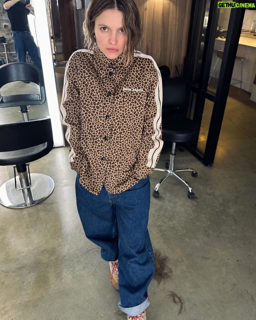 Sarah-Jeanne Labrosse Instagram - BIG CHOP EDITION✂️🩷 @sarahlabrosa Haircolor/Haircut/Hairstyle by me using @kerastase_official Wet Look with Gelée Curl Contour and Sérum Thérapiste
