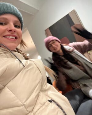 Sarah-Jeanne Labrosse Instagram - Nous aussi on a traversé novembre. 🙋🏼‍♀️