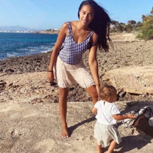Sarah Joelle Jahnel Instagram - 2 Jahre ist das Bild nun alt .. nun ist meine kleine knutschkugel schon 3 Jahre alt 🍀🫶🧡 #erinnerung #mallorca #babymum