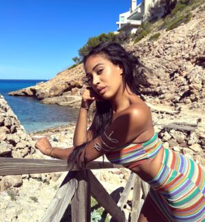 Sarah Joelle Jahnel Instagram - Quieres…. 💭 🌊