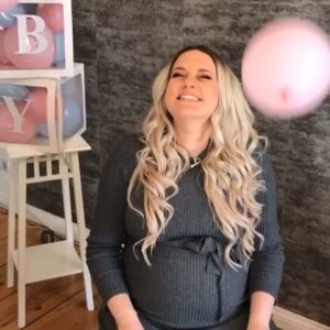 Sarah Knappik Instagram - Ein kleines Mädchen 😍❤️🎊wow viele haben es richtig erraten bitte heute unbedingt @fruehstuecksfernsehen schauen ❤️
