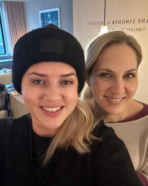 Sarah Knappik Instagram - Hallo meine lieben, ich melde mich nach langer Zeit zurück. Ich bin dankbar, über die Hilfe vieler Menschen die meinem Herzen noch ein Stück näher gekommen sind. Ich konnte kaum noch aufstehen. Der Hörsturz und Long covid haben mir echt zu schaffen gemacht. Heute hatte ich, das Glück eine Infusion von meiner lieben Freundin @_irena.ju @judoc_aesthetics zu bekommen die mir wirklich sehr geholfen hat. Mein Gesicht wurde auch wieder in Shape gebracht von der lieben @christianelingner_friends . Jetzt muss das Kortison erst mal aus meinem Körper. Liebe Grüße Sarah