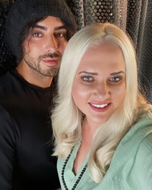 Sarah Knappik Instagram - Hallo ihr lieben 🥰 Bin heute super happy und dankbar, das mein lieber @apjarblack mich wieder so zauberhaft schön gemacht hat. Danke, das es dich gibt 🥰🙏 #happyhairday