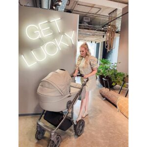 Sarah Knappik Instagram - -Werbung-  Baby Marlys erste große Reise. Wir waren in Amsterdam 💕Der wunderschönste und beste Kinderwagen der Welt ist von @my_junior_kinderwagen! Das Modell heißt „My Junior Vita unique2“(Farbe ist Stone Grey). Baby Marly hat im Hotelzimmer super gerne darin geschlafen.#travel #travelbaby #myjuniorkinderwagen #babygirl #liebegeboren #baby2021 #kinderwagen #strongwomen #getlucky