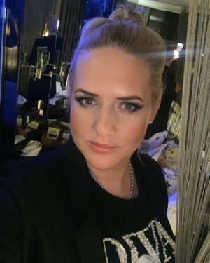 Sarah Knappik Instagram - Heute Abend unbedingt einschalten! Die Stunde danach, ist die Stunde da vor! Heute mit mir ❤️Vielen Dank für diesen grandiosen Look an @frankhardcgn ❣️🥰 Wer ist euer Dschungelkönig(in)? Freue mich auf @oliviajoneshamburg @angelafingererben und @kader_loth