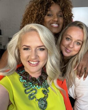 Sarah Knappik Instagram - Meine Girls ❤️gleich müsst ihr unbedingt um 17.15 Uhr Bunte Live einschalten auf @sat.1 es kommt ein mega schöner Beitrag über @daisydeeofficial beste Frau ❤️ @bossycurves.de und mich ❤️❤️❤️Danke für eure liebe und danke an @ninag_makeup du machst mich immer so schön du bist eine sehr liebenswerte Freundin ❤️❤️❤️