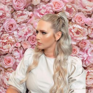 Sarah Knappik Instagram - Es geht mir wieder besser: ich möchte noch mal danke an alle Menschen sagen, die mir eine gute Besserung gewünscht haben. Und ein großes "Schämt euch!" an alle die mir den Tod gewünscht haben, weil ich mich für eine Impfung entschieden habe. An dieser Stelle möchte ich betonen, dass es mein Körper ist! Ja, es gibt diese Impfung noch nicht lang. Aber wenn ich mir manche Kommentare von einigen beschränkten Hatern anschaue, frage ich mich, welche Schäden eine Impfung bei euren kaputten Köpfen noch hätte anrichten können. Ich gehöre zur Risikogruppe! Ich möchte mein Kind, mein Umfeld und mich schützen! Wo ist also das Problem? Irgendwann wurde jede Impfung erfunden und hat den Menschen, Kindern und Tieren geholfen. Ich kenne einige Menschen die Long COVID Patienten sind. Darunter ist eine Mutter in meinem Alter, die kaum noch in der Lage ist ein normales Leben zu führen. Und: warum sollten sich Menschen eine Krankheit zum Spaß ausdenken? Ich verstehe die Beschränktheit vieler Menschen nicht. Vielleicht ist es auch ihre Unsicherheit oder sie brauchen erst einen Fall in ihrem Umfeld um es zu glauben. Zur Nebenwirkung: ich habe Herzstiche gehabt, unerträgliche Kopfschmerzen und keine Schmerztablette hat geholfen. Übergeben musste ich mich auch. Wäre es nicht ernst gewesen, hätte ich sicherlich keinen Notarzt gerufen. Und trotzdem: nichts wäre so schlimm, wie COVID-Erkrankung zu bekommen. Und zu meinem Tod, der hoffentlich erst eintritt, wenn ich eine alte Oma bin. Ich glaube daran, dass unser Buch bereits geschrieben ist. Lebend kommen wir hier alle sowieso nicht raus.Alle die gegen eine Impfung sind, seid froh das ich es getan habe wie viele andere! Sonst würdet ihr immer noch im lockdown sitzen!