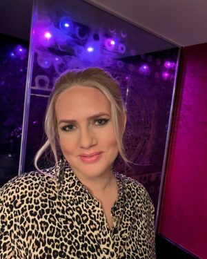 Sarah Knappik Instagram - Freue mich auf heute Abend ❤️vielen Dank für das schöne Styling @frankhardcgn er holt das Beste aus mir raus 🤩😜💕Heute Abend bin ich um 20.15 Uhr live beim @ichbineinstar.rtl RTL zu sehen 🥰
