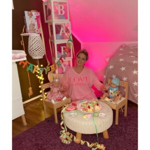 Sarah Knappik Instagram - *Werbung*🎀 Happy Birthday BABY born! 🎀
Zum 30. Geburtstag von @babyborn_de habe ich eine kleine Geburtstagsfeier inszeniert und mit unserem Puppen-Liebling angestoßen und Kuchen gegessen. 🎂🧁 Ich kann mich noch gut daran erinnern, wie ich selbst mit BABY born gespielt habe…nun bin ich selbst Mutter geworden und kann es kaum erwarten mit meiner Kleinen zusammen zu spielen! 💕 Wahnsinn wie schnell die Zeit vergeht!!