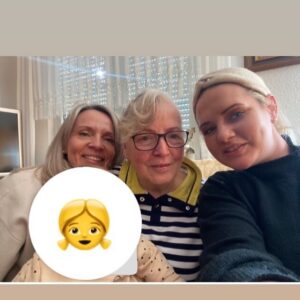 Sarah Knappik Instagram - Wünsche allen Mamas, einen schönen Muttertag 💝Auf dem Foto sind meine Oma, meine Mama und Marly 💝❤️ Fühlt euch geherzt. Heute ist mein zweiter Muttertag 😍 Als Mama weis man, dass jeder Tag Muttertag ist. Jeden Tag, gibt eine Mutter alles für ihr Kind 😍🐥