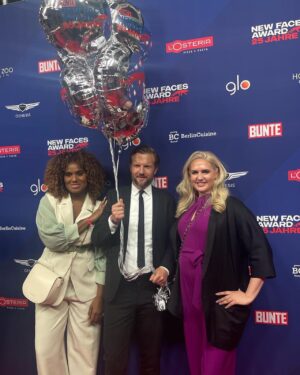 Sarah Knappik Instagram - Gestern hatten wir, einen wunderschönen Abend @daisydeeofficial und ich waren bei dem new faces award von der @bunte_magazin geladen.Auf den Fotos sind Tobias Henning Tik Tok Chef Deutschland. Meine zauberhafte Freundin @rebecca.ku sie ist ein echter Hollywoodstar und hat in Maleficent mit Angelina Jolie gespielt und mein alter Freund @prodby_lucry hat den Hit Roller von Apache produziert. Viele neue Talente waren anwesend. Es war ein Abend der Spaß bereitet hat ❤️eure Sarah