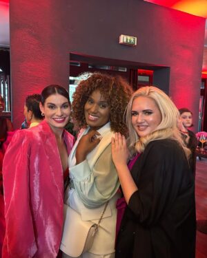 Sarah Knappik Instagram - Gestern hatten wir, einen wunderschönen Abend @daisydeeofficial und ich waren bei dem new faces award von der @bunte_magazin geladen.Auf den Fotos sind Tobias Henning Tik Tok Chef Deutschland. Meine zauberhafte Freundin @rebecca.ku sie ist ein echter Hollywoodstar und hat in Maleficent mit Angelina Jolie gespielt und mein alter Freund @prodby_lucry hat den Hit Roller von Apache produziert. Viele neue Talente waren anwesend. Es war ein Abend der Spaß bereitet hat ❤️eure Sarah