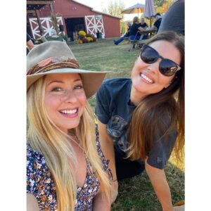 Sarah Lancaster Instagram - One of my favorite new places @arringtonvineyards with one of my favorites @jessielove77 ☀️🍁🎵