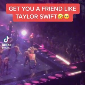 Sarah Ramos Instagram - VMAs plus one stage mom Swiftie chic as @taylorswift somehow made a massive awards show feel like dancing round the kitchen in the refrigerator light. Some guy named Dylan followed me around all night but honestly he was p cool I think he might have a future in Hollywood! #thisoneisfortheboyswiththeboominsystem 
👗: Vintage Chanel from @tabvintage & my personal Versace Bratz shoes
💄: @kirinstagram 
💇‍♀️: @xaviervelasquez