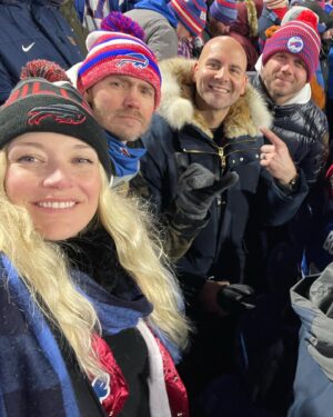 Sarah Roemer Instagram - About that night… a bittersweet ending, but a whole lotta fun @chadmichaelmurray @mrboardman1 @buffalobills  @billsmafiapage 🫶🏻 ❤️💙 🫶🏻