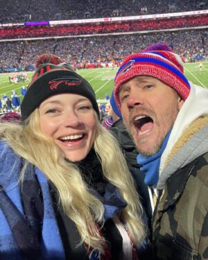 Sarah Roemer Instagram - About that night… a bittersweet ending, but a whole lotta fun @chadmichaelmurray @mrboardman1 @buffalobills  @billsmafiapage 🫶🏻 ❤️💙 🫶🏻