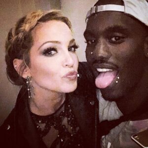 Sarah Harding Instagram - Great nite networking and attending @fashioninternational.co.uk...amazing show 👌🏼...nice to meet this lovely talented fella too 👍🏼...#collaboration ☺️🤘🏼🎧🎤🎶