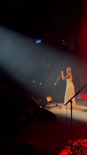 Sarah McLachlan Instagram - Such an outpouring of love and support from this hometown audience ❤️ We can’t wait to bring this show to more cities… where will we see you? XoS 

#FTE30TOUR 
🎥 @vanweloveyou