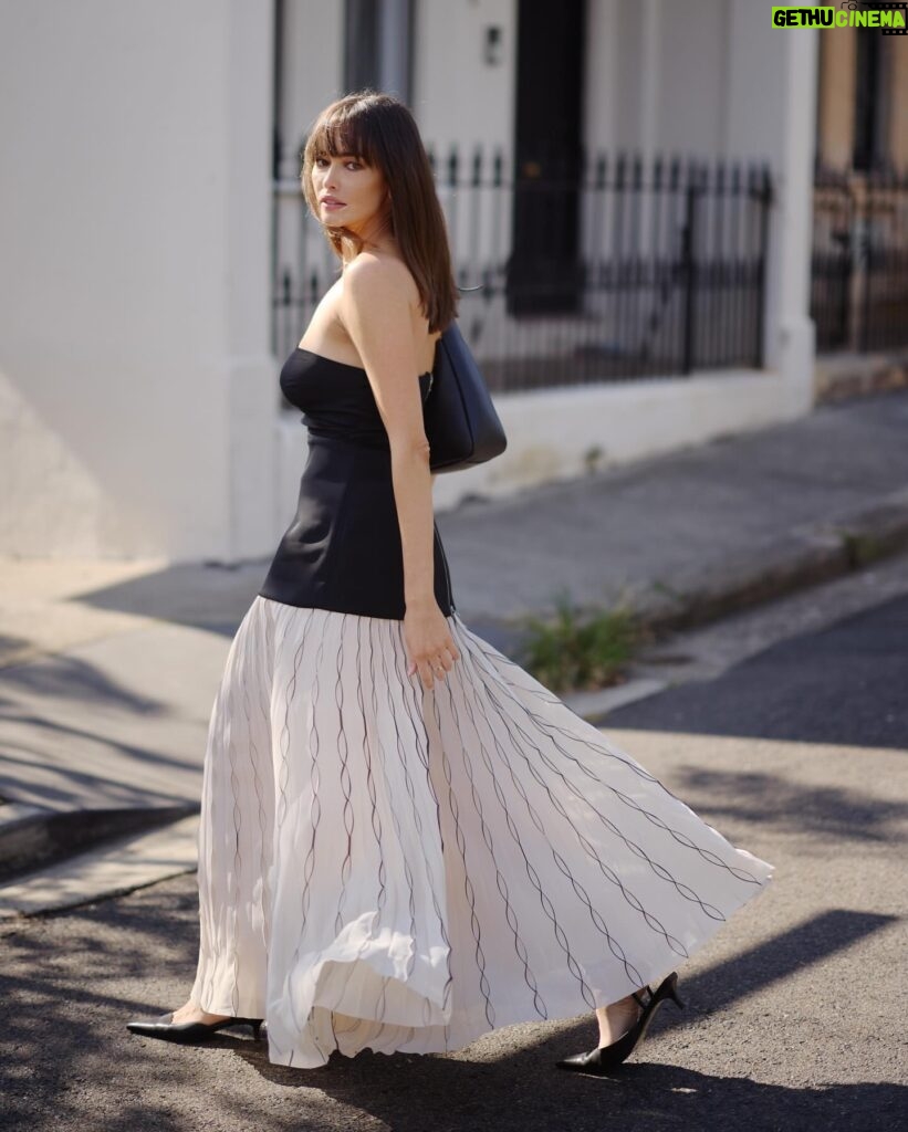 Sarah Stephens Instagram - These dreamy chiffon trousers paired with my favorite staple pieces from COS’ latest Atelier collection @cosstores_au 🖤